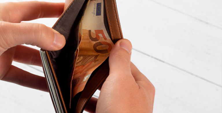 Physical money in the wallet is increasingly rare |  photo: flickr