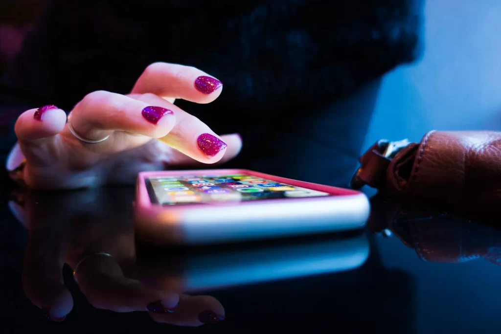Smartphone táctil manos mujer